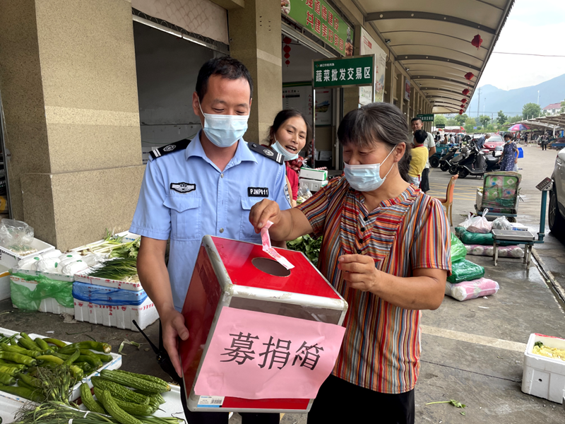 浦江農(nóng)批市場(chǎng)組織愛(ài)心捐款幫助困難商戶(hù)抗擊病魔